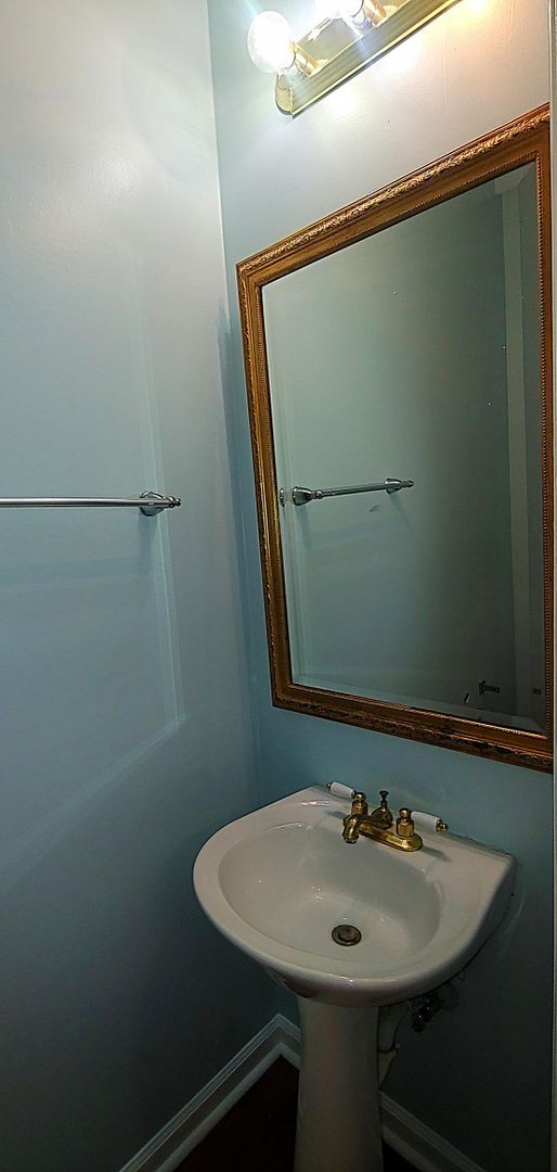 Building Photo - Spacious 2 Bedroom, 2.5 Bathroom Townhome ...