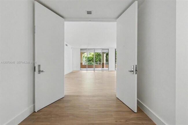 Building Photo - 731 Crandon Blvd