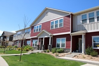 Building Photo - Chic Modern Townhouse in Berthoud – Your Dream Home Awaits!