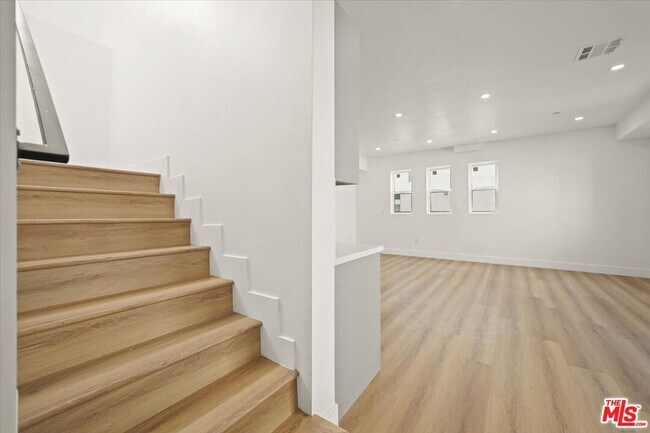 Building Photo - 914 N Hudson Ave