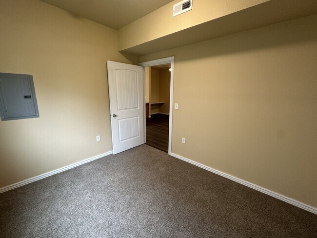 Building Photo - 10151 W Rifleman Ln