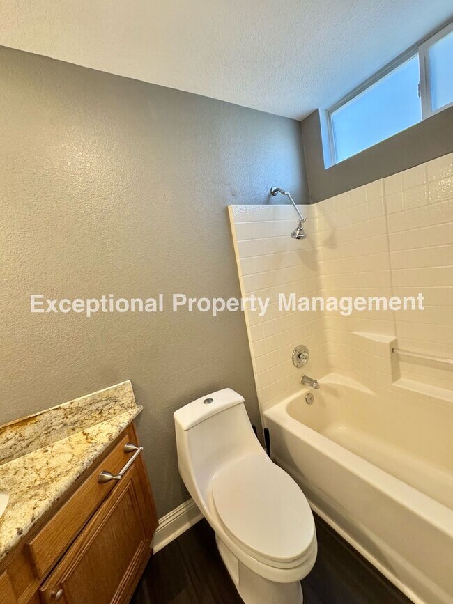 Building Photo - Ready to move in 4 bedroom 3 bath home with a loft and 3 car garage!