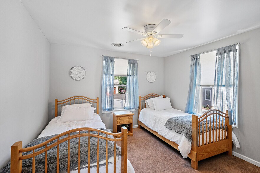 Building Photo - 387 Maple Ave