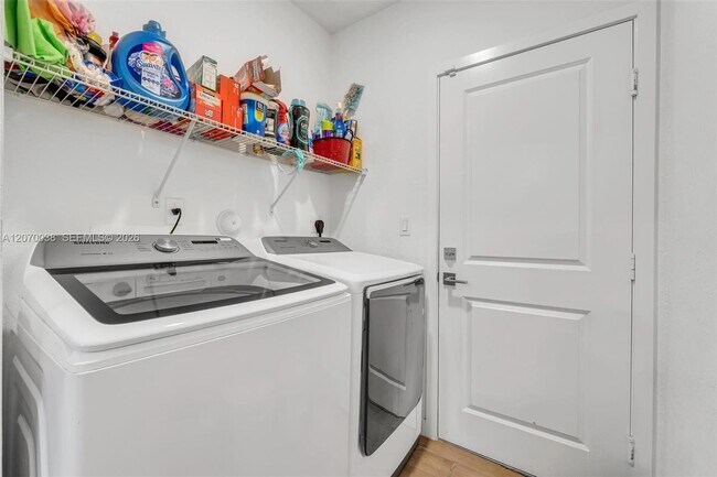 Building Photo - 537 NE 6th Ct