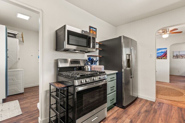Building Photo - Fully Furnished Home!