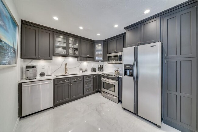 Building Photo - 417 NE 15th Ave