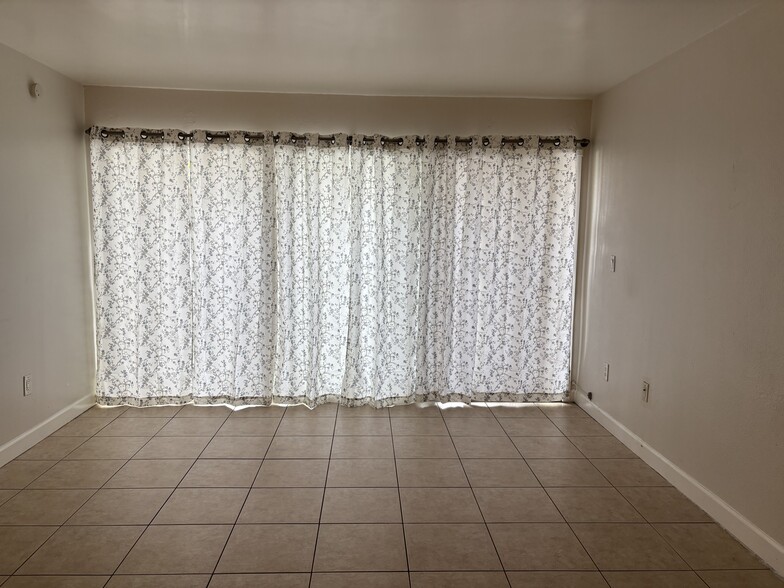 Dining room - 15389 S Dixie Hwy