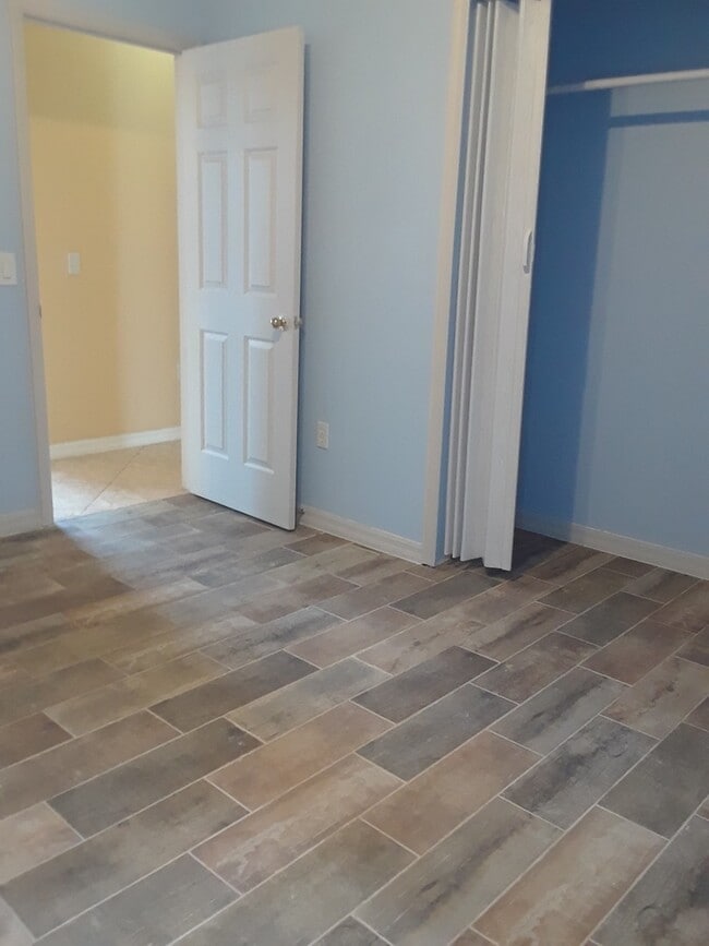 Building Photo - Spacious 4-Bedroom Home in Poinciana!