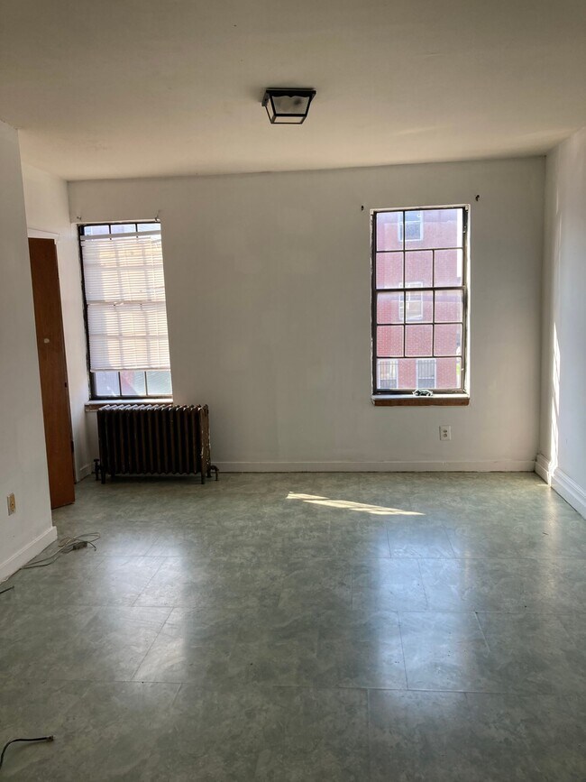 Building Photo - 2922 Frankford Ave
