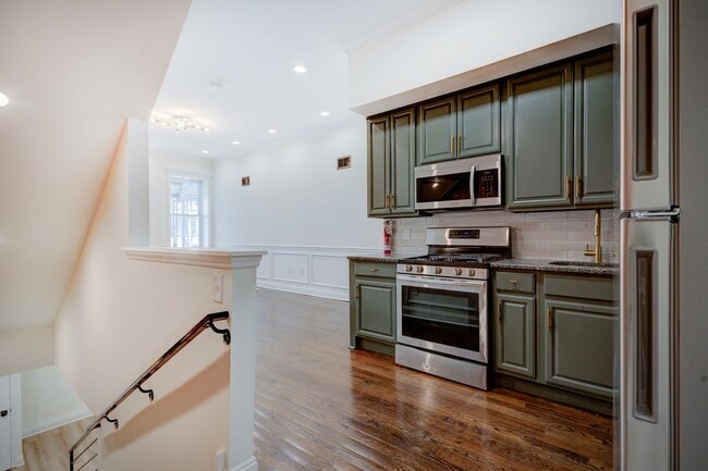 Building Photo - Newly Renovated 6 Bedrooms / 4 Bathrooms a...