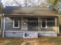 Building Photo - "Charming 2-Bedroom Gem in Greenville – Your Perfect Cozy Retreat!"