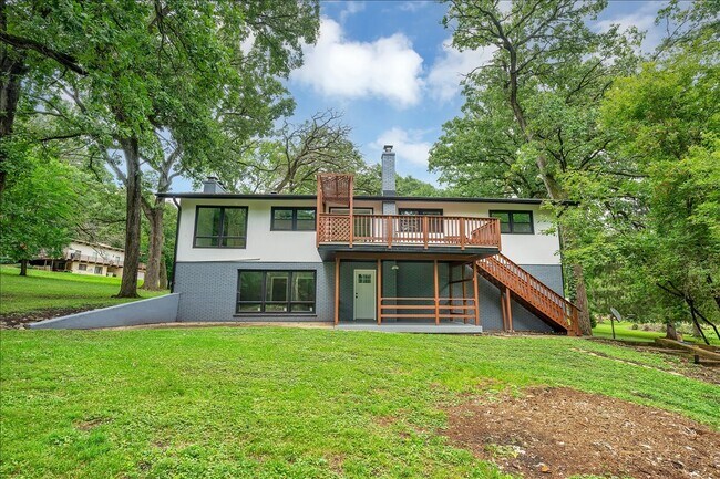 Building Photo - 1001 Oak Ln