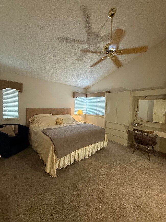 Building Photo - First time rental in a terrific East Simi Valley neighborhood.