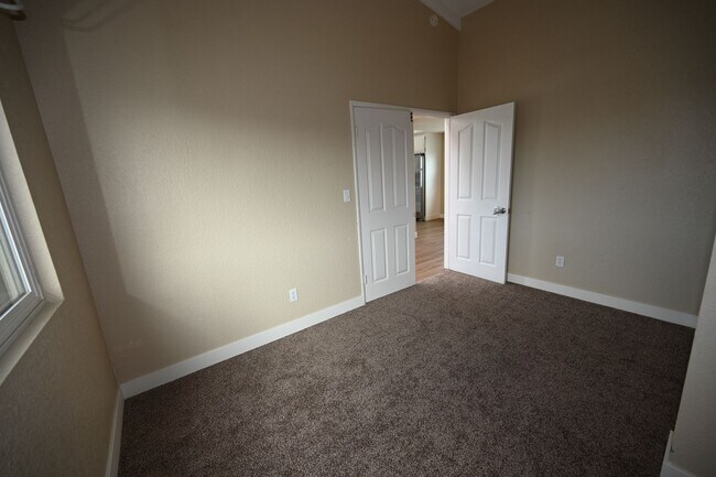 Building Photo - 4672-76LB