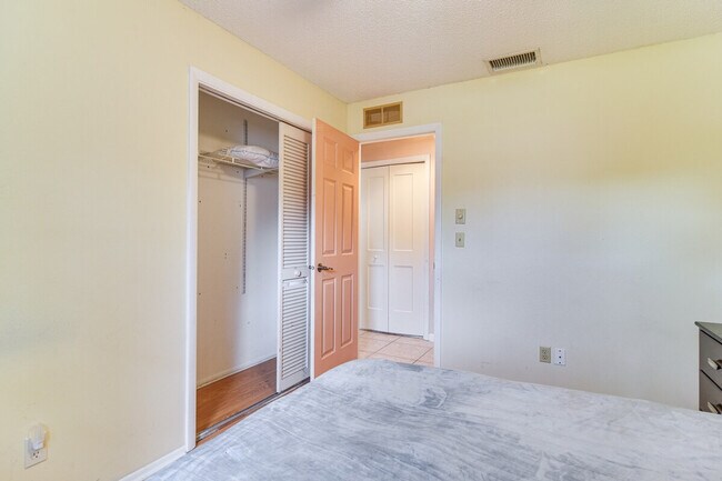 Building Photo - 2843 Meadow Wood Dr