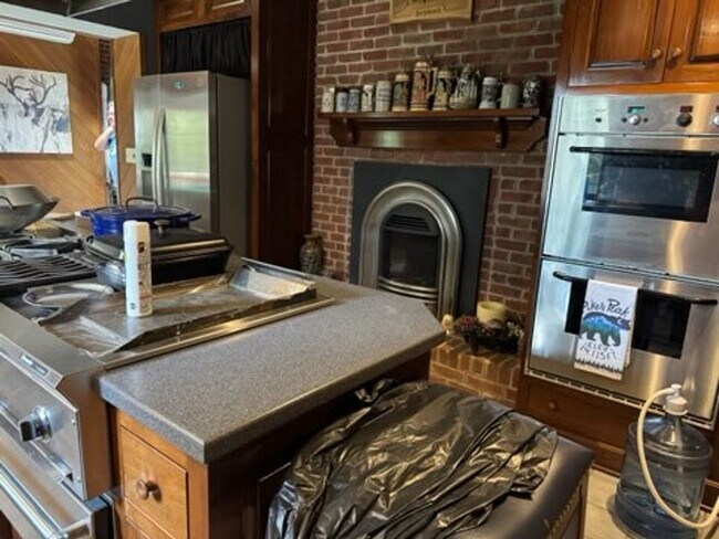 Building Photo - Rare find in great school district