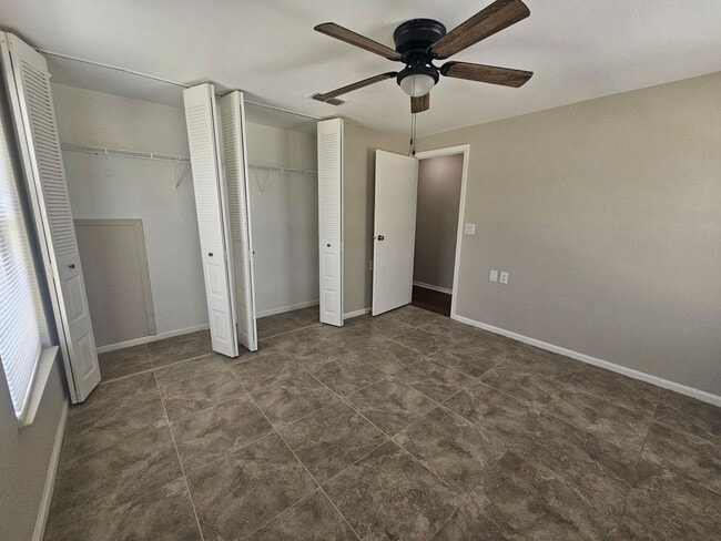 Building Photo - Pet Friendly Updated GREAT home in the area of Trafalgar and Skyline close to boat ramp and park!