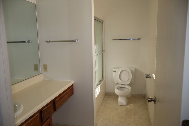 Building Photo - 506 Columbia Dr