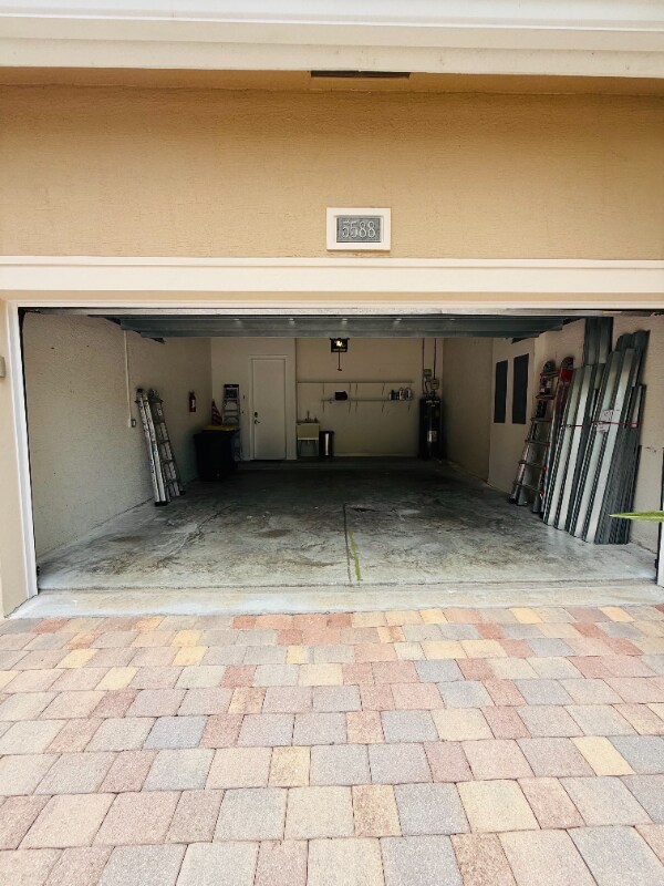 Building Photo - 5588 SW Bellflower Ct