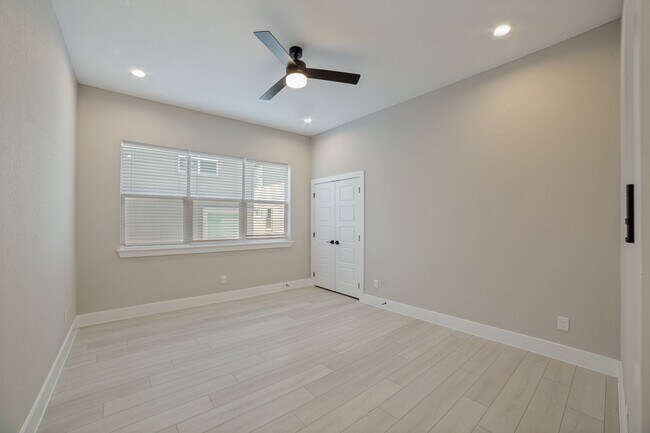 Building Photo - 1618 W Lawndale Dr