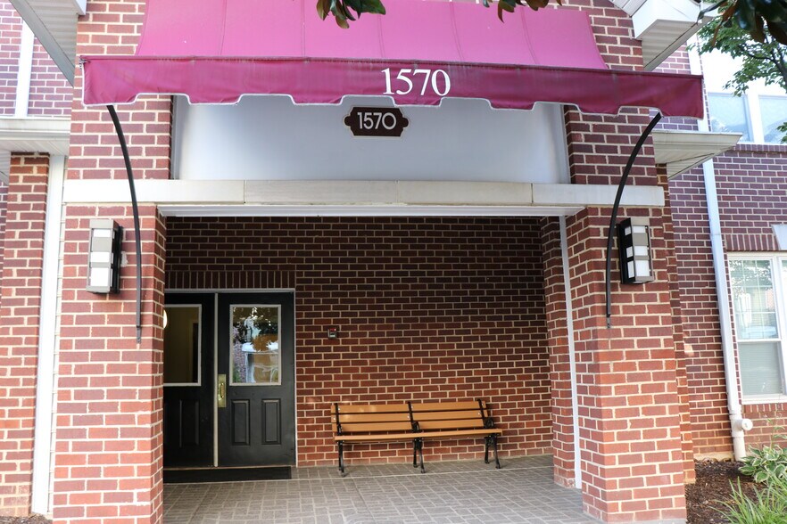 View of entrance to building - 1570 Spring Gate Dr
