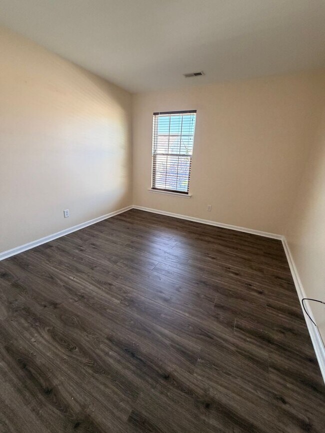 Building Photo - 42 Kilverstone Way