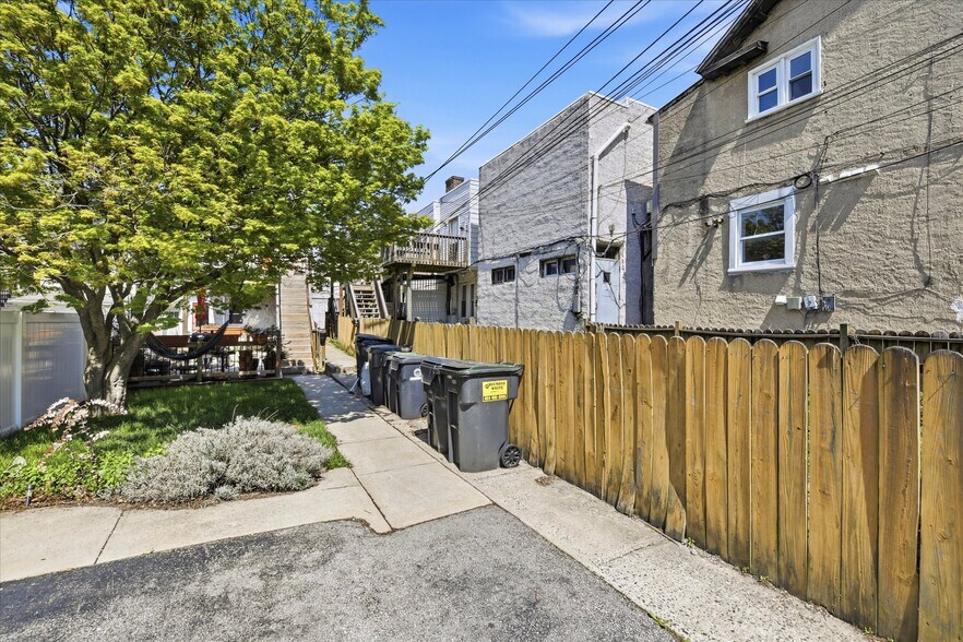 Building Photo - 4 Gay St