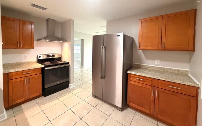 Building Photo - 407 N 29th St