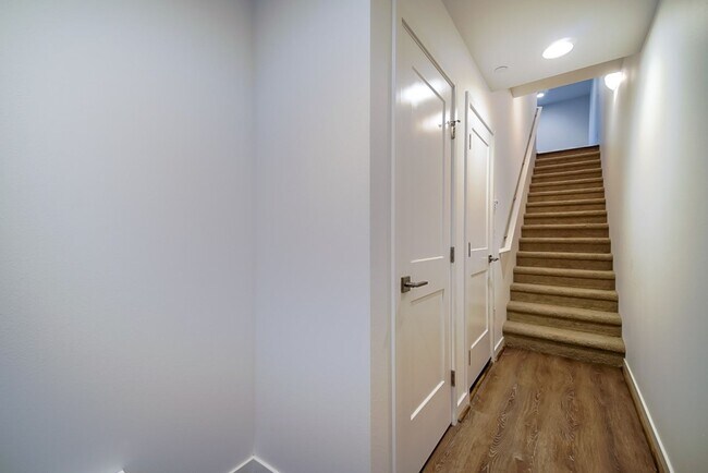 Building Photo - 2Bd/2.5Ba Bellevue Townhouse