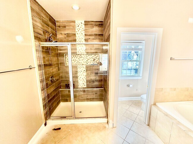 Building Photo - 715 Fairway Point Dr