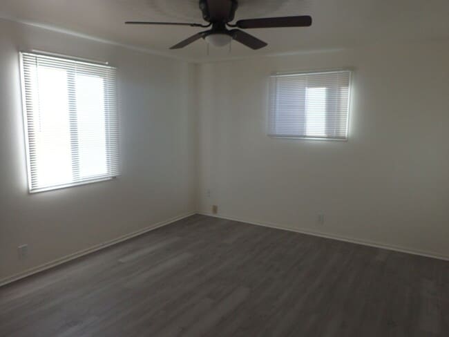 Building Photo - Cute 2bd 1 ba