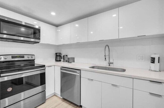 Building Photo - 4001 S Ocean Dr