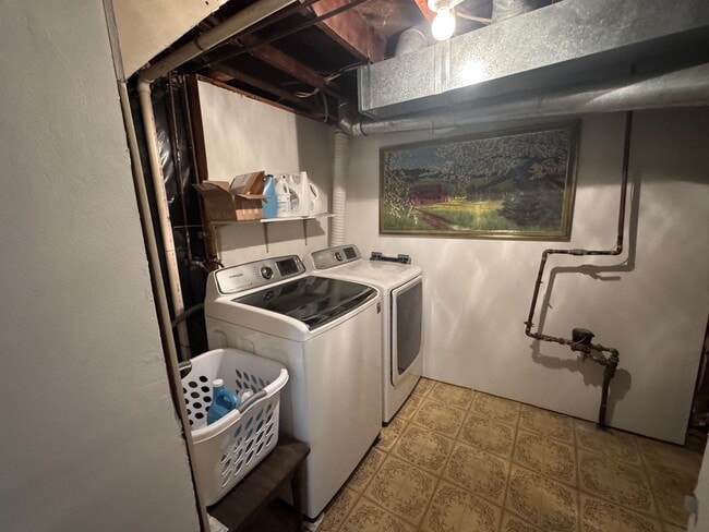 Building Photo - Cute Home in Central Bismarck with Huge Garage