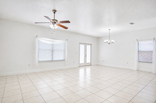 Building Photo - Highly desired 4/2.5 Gulf Breeze Home with hot tub!