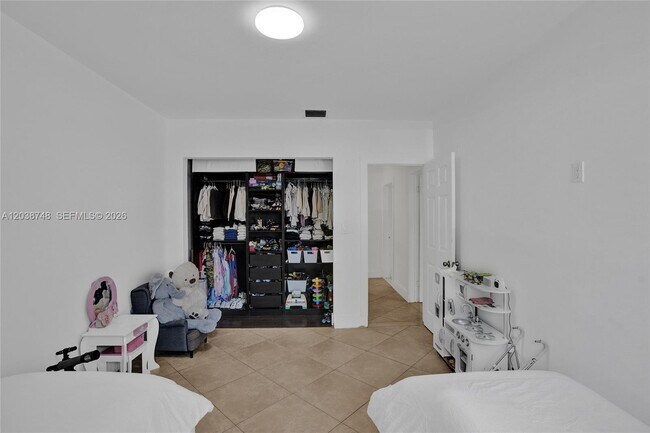 Building Photo - 2025 Alamanda Dr