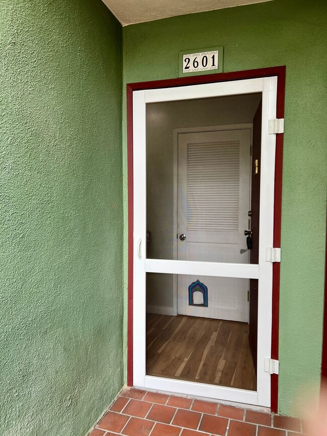 Building Photo - GREAT location, downstairs 2+2 condo
