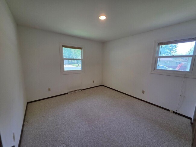 Building Photo - 2 Bed 1 Bath Side By Side Duplex in Port Edwards