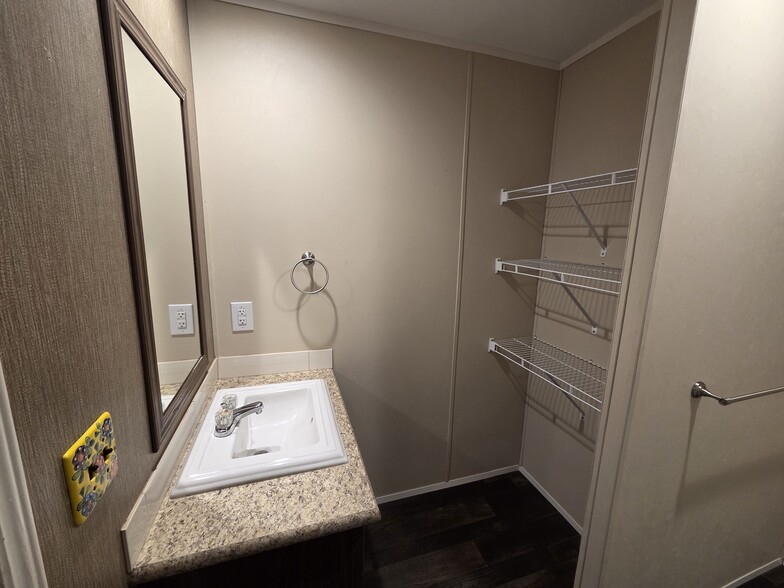 Building Photo - 2409 Creekview Dr