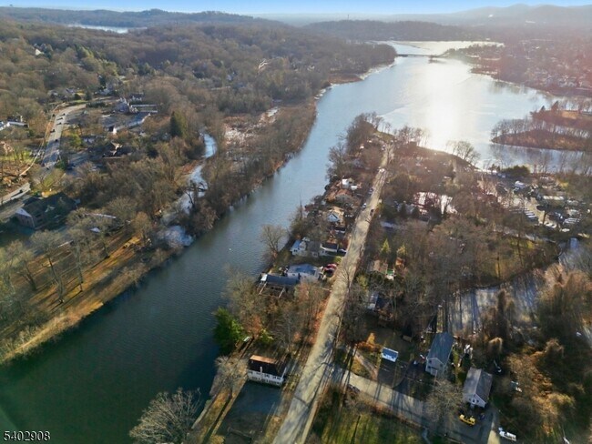 Building Photo - 75 Lakeview Terrace