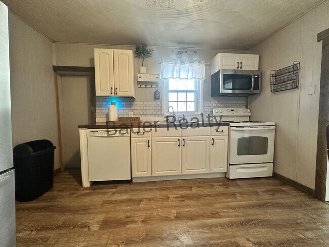 Building Photo - Three Bedroom, Country Setting