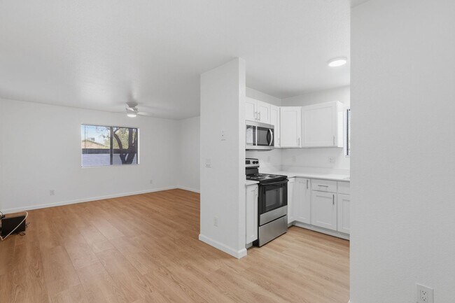 Building Photo - 317 N Vine Ave