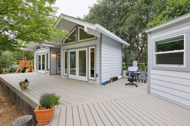 Building Photo - Single-Level Three-Bedroom Retreat in Napa...