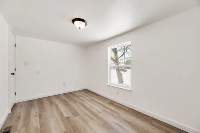 Building Photo - 393 Knollwood Rd