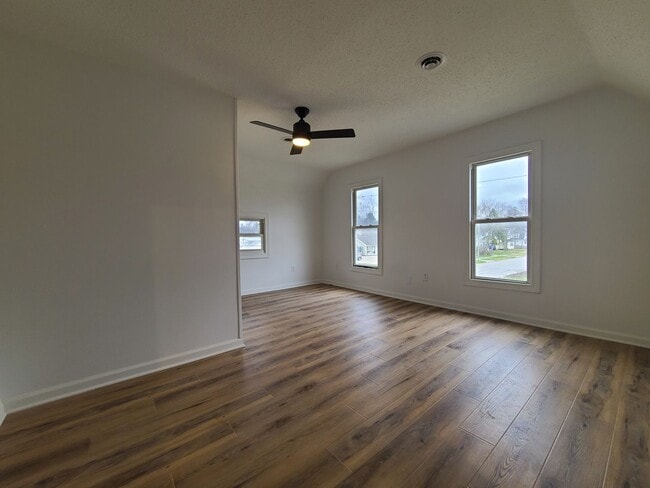 Building Photo - 556 Broadway St