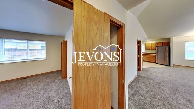 Building Photo - Two-bedroom home with a fully equipped kit...