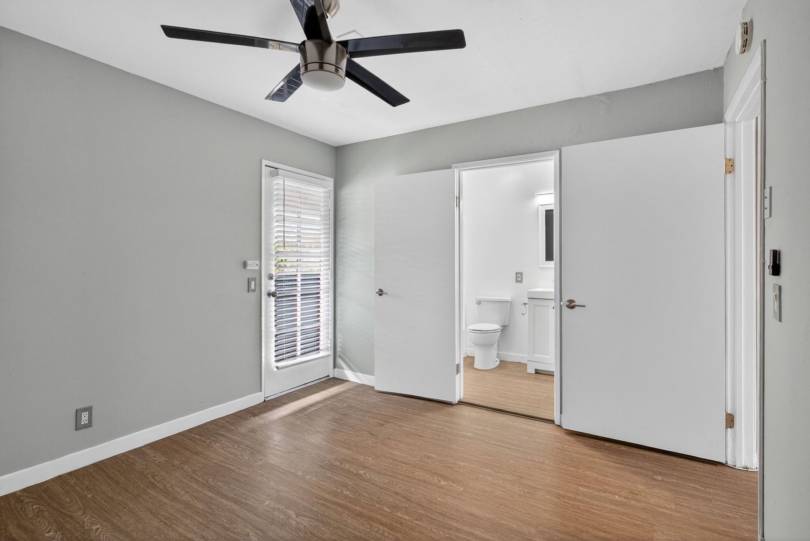 Building Photo - 533 E 11th St