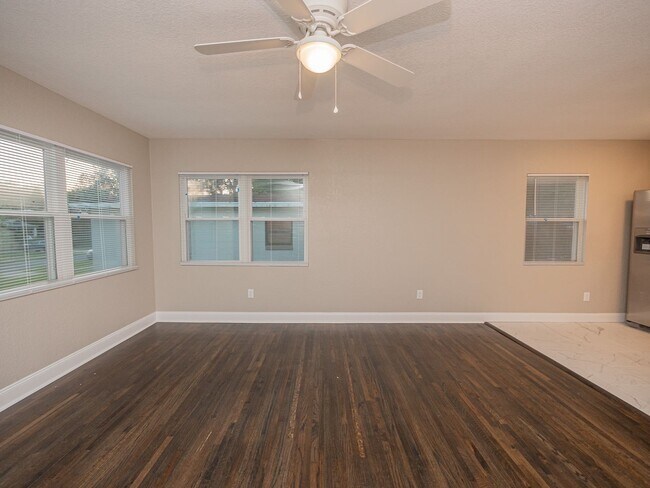 Building Photo - 1512 E Fern Rd