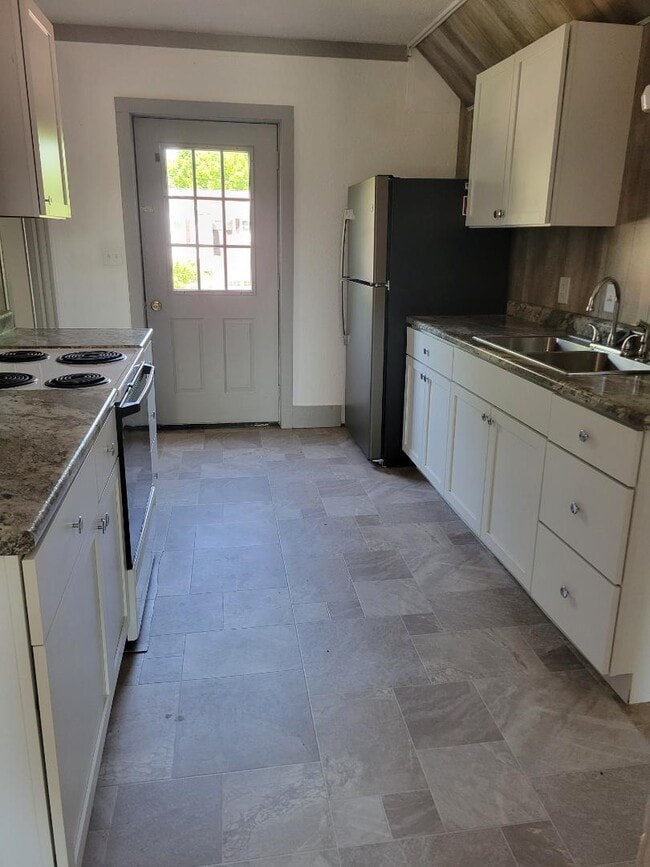 Building Photo - 1006 E 2nd St