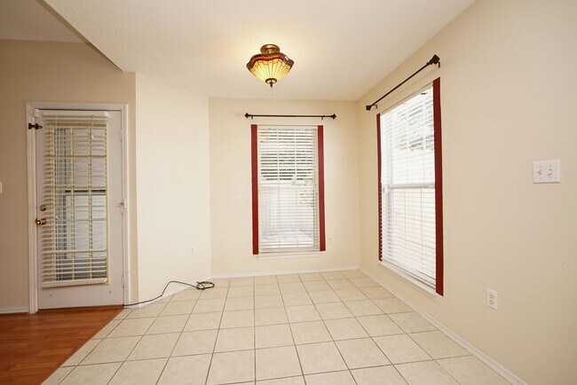 Building Photo - Great Location in Fort Walton Beach