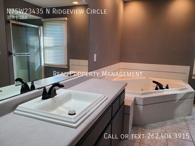 Building Photo - N75W23435 N Ridgeview Cir